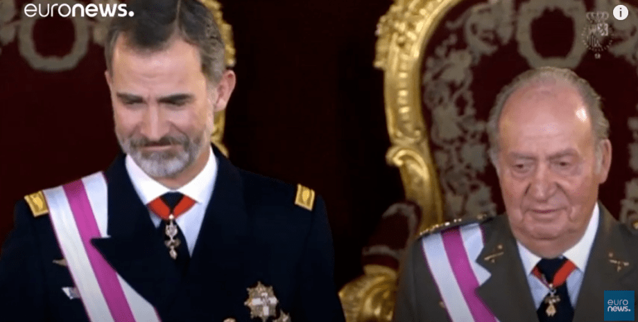 Нынешний (слева) и бывший короли Испании. Фото: скринщот