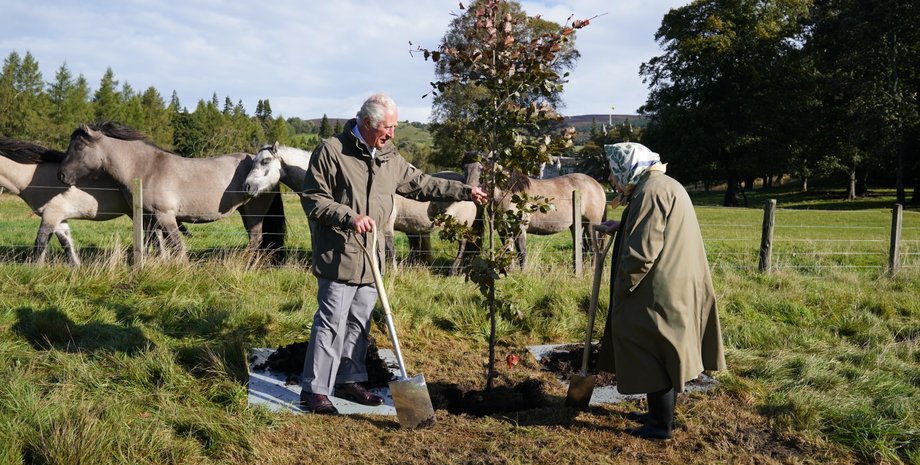 королева Великобритании и принц Чарльз