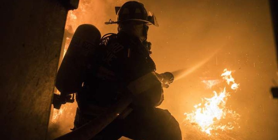 огнеборец тушит пожар огнеборец тушит пожар