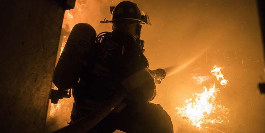 огнеборец тушит пожар