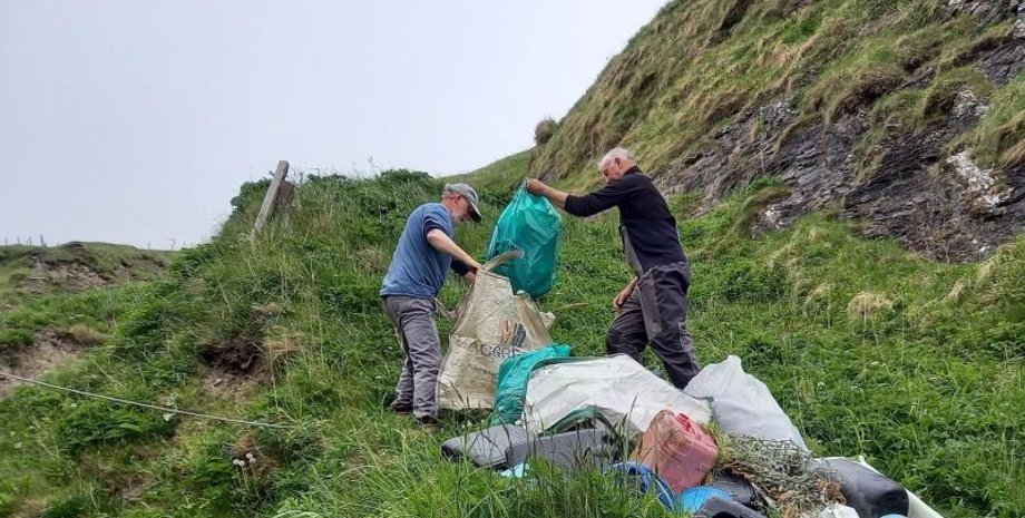 волонтеры, экоактивисты, собирают мусор, очищают пляж