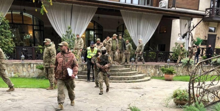 L'agitation des hommes qui reposent dans des installations de divertissement à p...