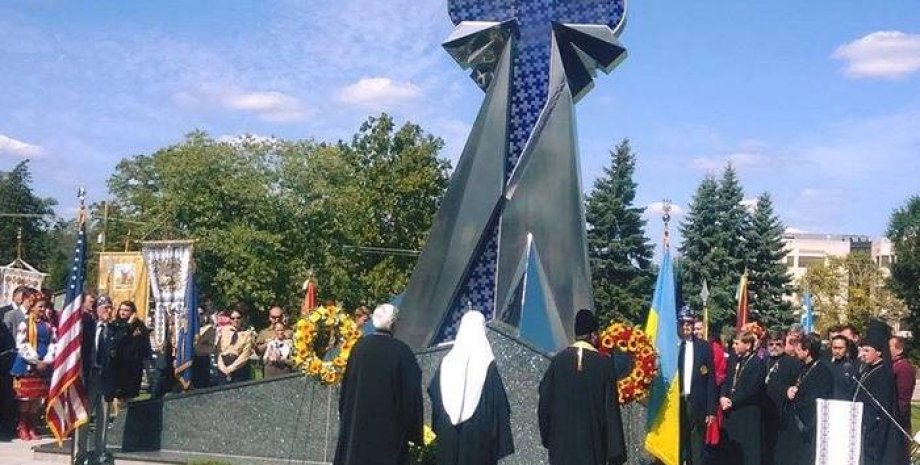 Памятник героям Небесной Сотни в Блумингдейле (США) / Фото: zik.ua
