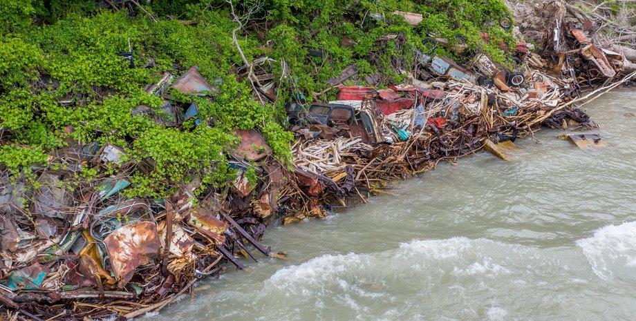 Ржавые машины укрепляют берег