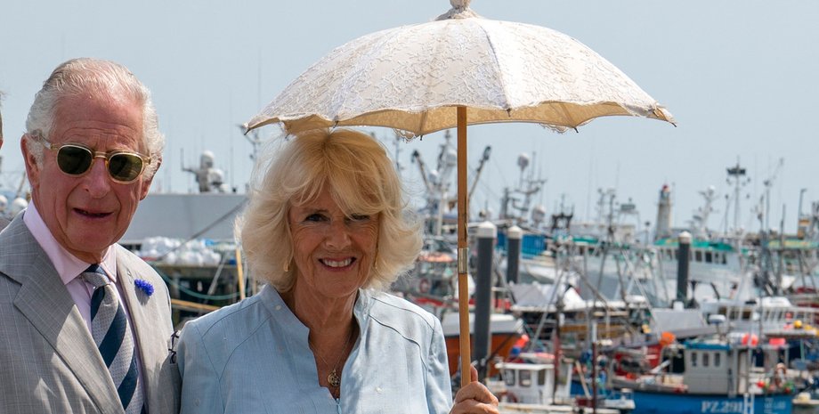 принц чарльз, герцогиня камилла, аномальная жара в европе, зонтик от солнца