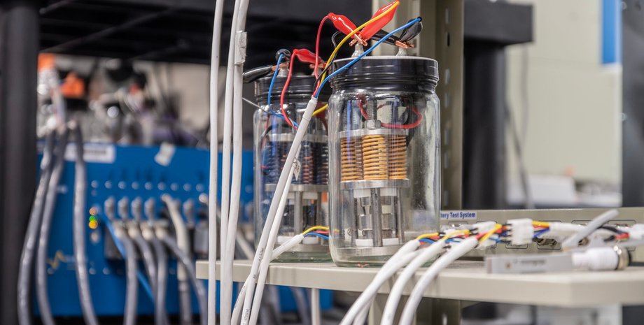 Акумулятори, батареї, твердотільні батареї, фото