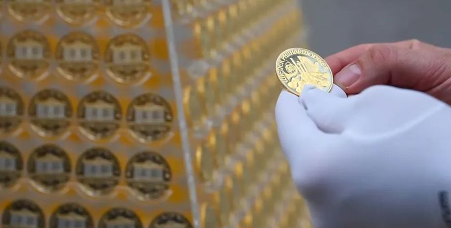 В Германии представили самую дорогую в мире елку, как выглядит дерево из чистого золота