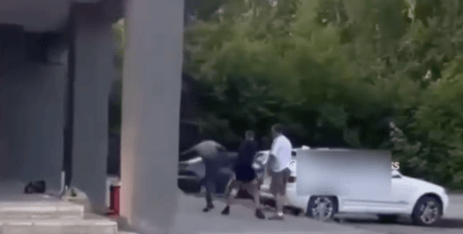 бійка посеред вулиці, бійка на вулиці, бійка в Росії, бійка в РФ