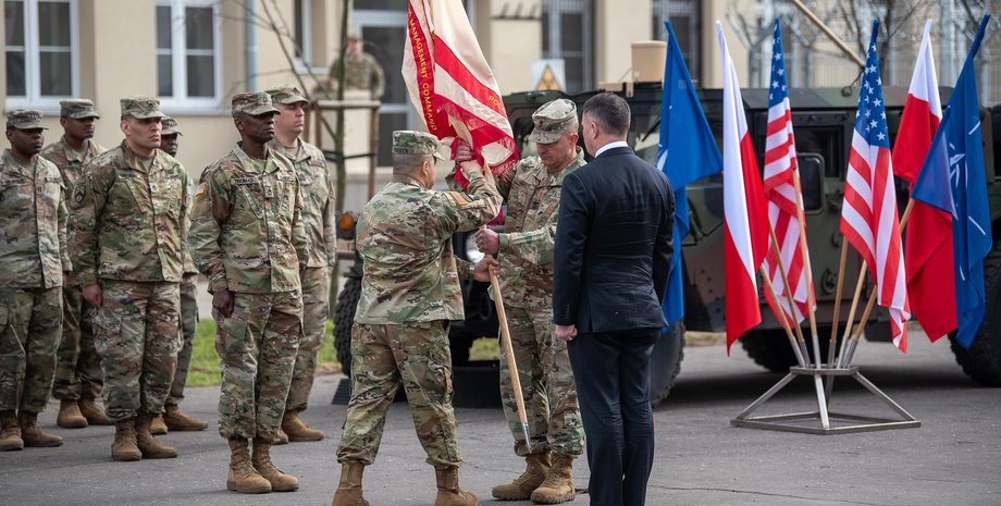 блащак на церемонії створення гарнізону армії США
