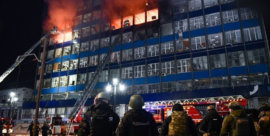 На фото з місця влучання ФАБів у Запоріжжі видно зупинку громадського транспорту...