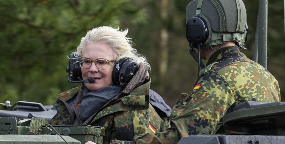 Кристине Ламбрехт уходит в отставку, уход Кристине Ламбрехт, Министр обороны Германии, Кристине Ламбрехт