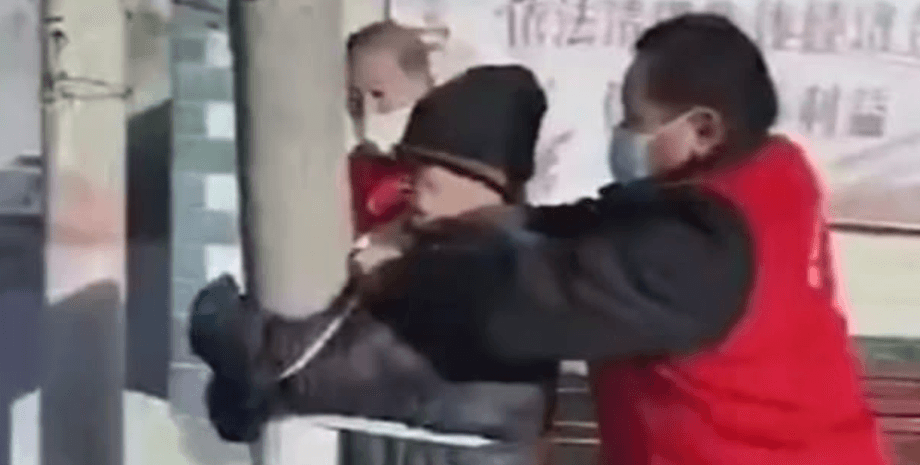 привязали пенсионера, карантин в китае, нарушители карантина в китае, наказание пенсионера