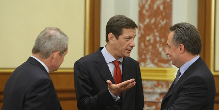 Александр Жуков (в центре) / Фото: Интернет-портал правительства РФ