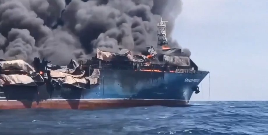 фото горящего корабля в Ормузском проливе, который взорвала ракета КСИР 27 марта