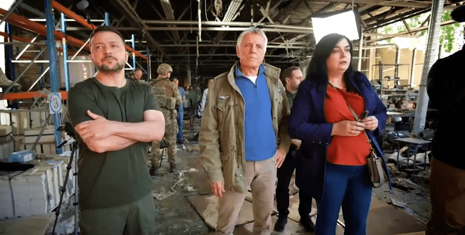 Владимир Зеленский посетил разрушенную типографию Vivat