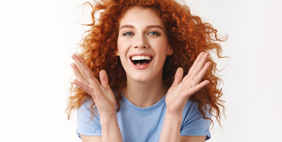 Девушка улыбается