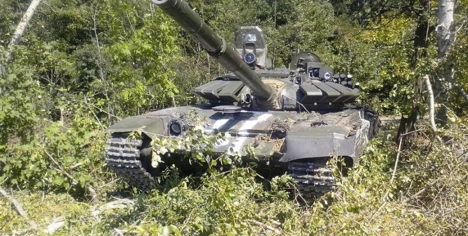 Российский Т-72Б3 с нанесенными белыми полосами опознания / Фото: fraza.ua