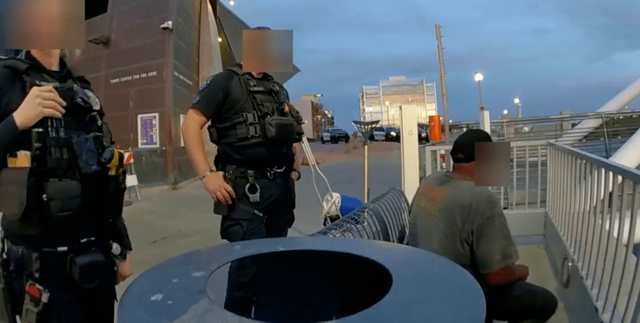 Полицейские, Нагрудная камера, полиция, полицейский, бездействие, полицейский смотрит как тонет человек, мужчина тонет,полицейские