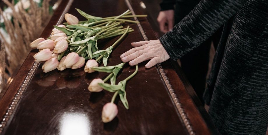 прощание, похороны, тюльпаны, смерть знаменитостей, кто умер в 2021 году