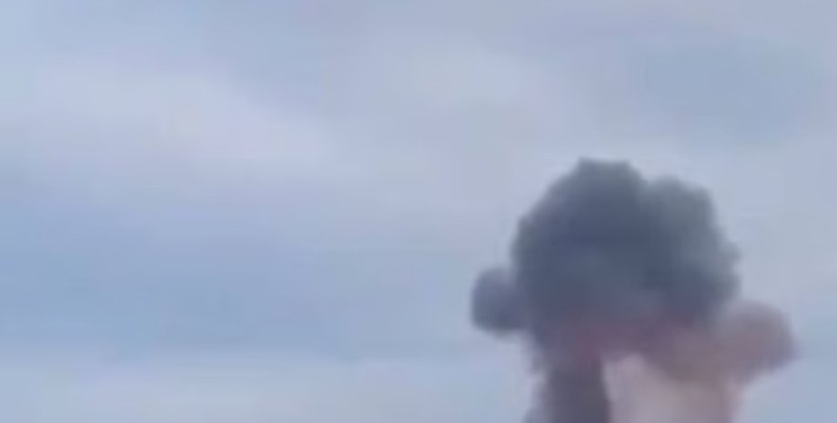 Дым в небе после атаки