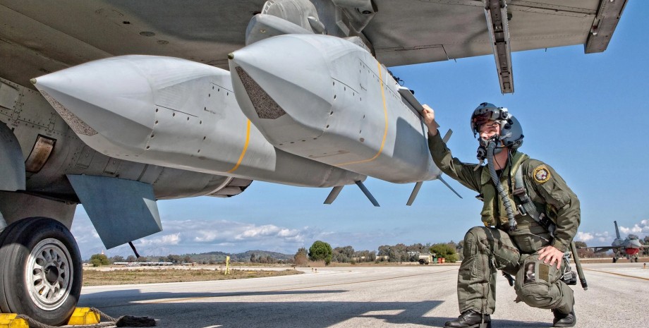 Авіабомби AGM-154 JSOW Авіабомби AGM-154 JSOW, AGM-154 JSOW від США, AGM-154 JSOW для України, AGM-154 JSOW характеристики, AGM-154 JSOW дальність