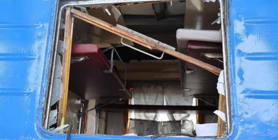 Разбитый вагон поезда в результате атаки Атака на Днепр 24 июня