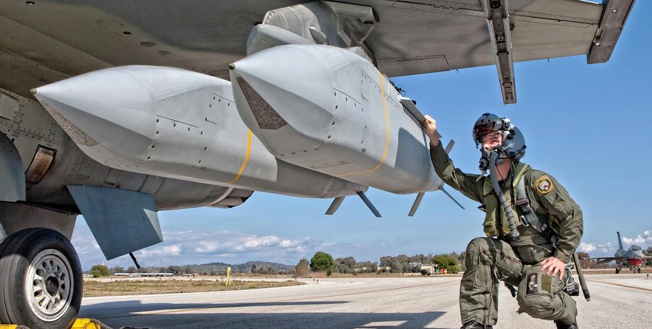 Аналітики пояснили, які варіанти наступальних ракет може отримати Україна від США, вказали їхню вагу та дальність