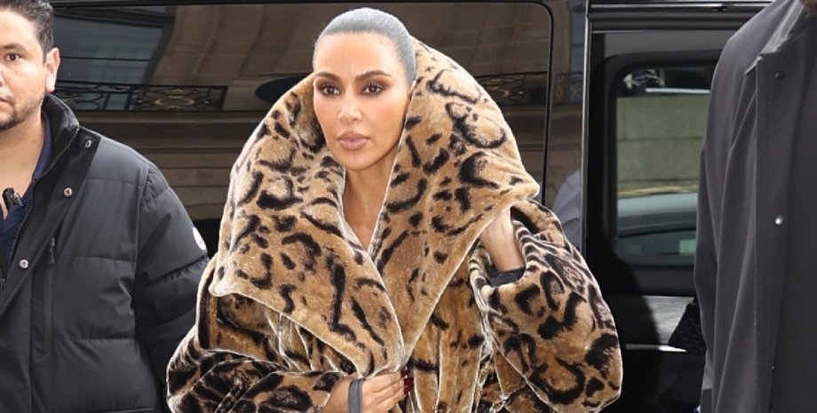 Ким Кардашьян, меховое пальто, модный образ, неделя моды в париже