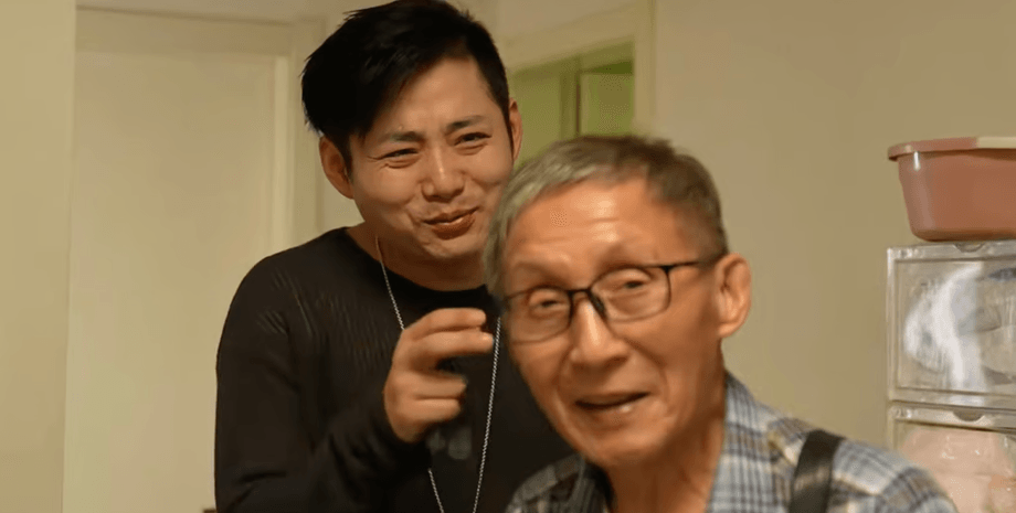 Мужчина стал отцом для более чем 700 детей, приемный отец, помогает бездомным, бездомные дети, пенсионер, спасает детей