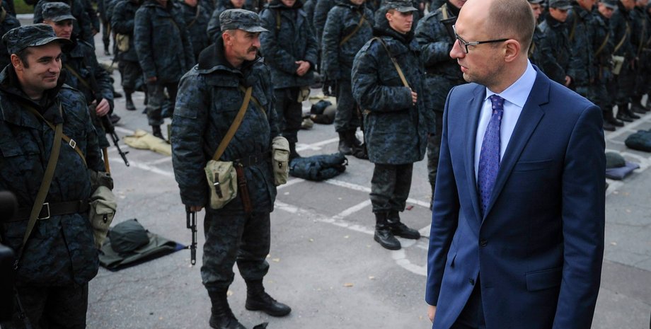 Арсений Яценюк на базе Нацгвардии / Фото: facebook.com/yatsenyuk.arseniy