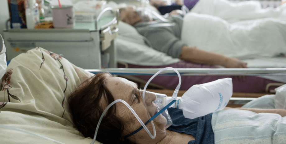 Пациенты с коронавирусом, госпитализации, больничные койки, палата, пандемия covid-19
