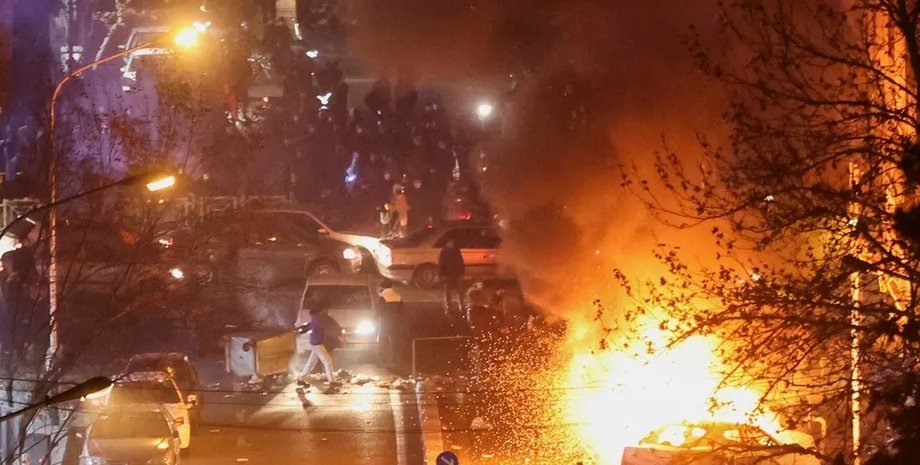 іран протести палаючі авто