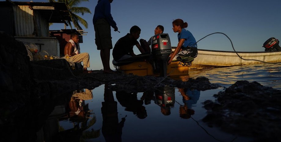Затопленная деревня на Фиджи, подтопление островов на Фиджи, повышение уровня океана, переселение. глобальное потепление