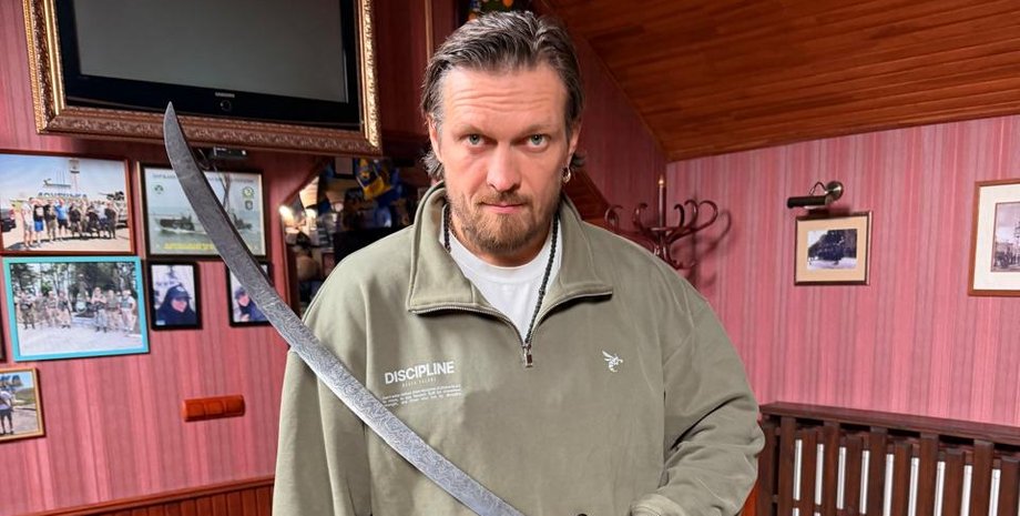 Олександр Усик отримав шаблю в подарунок