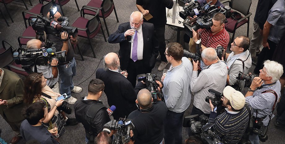 Фрезер Стоддарт (в центре с бокалом) / Фото: Getty Images