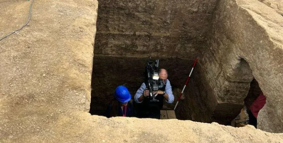 Этрусская гробница, древняя цивилизация, археологическое открытие, погребальные обычаи, археологические раскопки, этрусская культура, 2600-летняя гробница, древние артефакты, древняя торговля