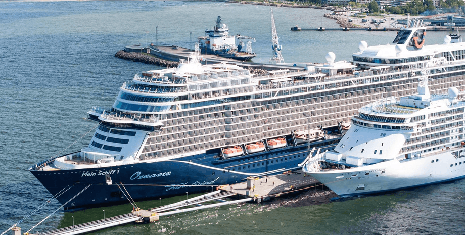 Немецкий круизный лайнер Mein Schiff 1 стоит у причала перед отправлением в Карибское путешествие