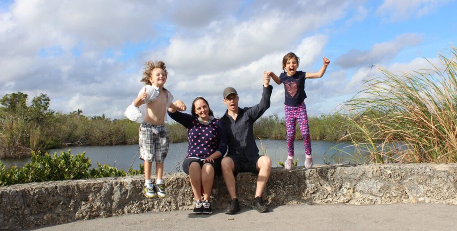 Семья путешествует по миру, семья, "утопавшая в долгах", семья продала дом, цифровые кочевники, семья продала ценные вещи, семья работает онлайн