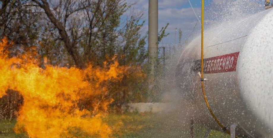 Цистерна с газом пылает после атаки на АЗС