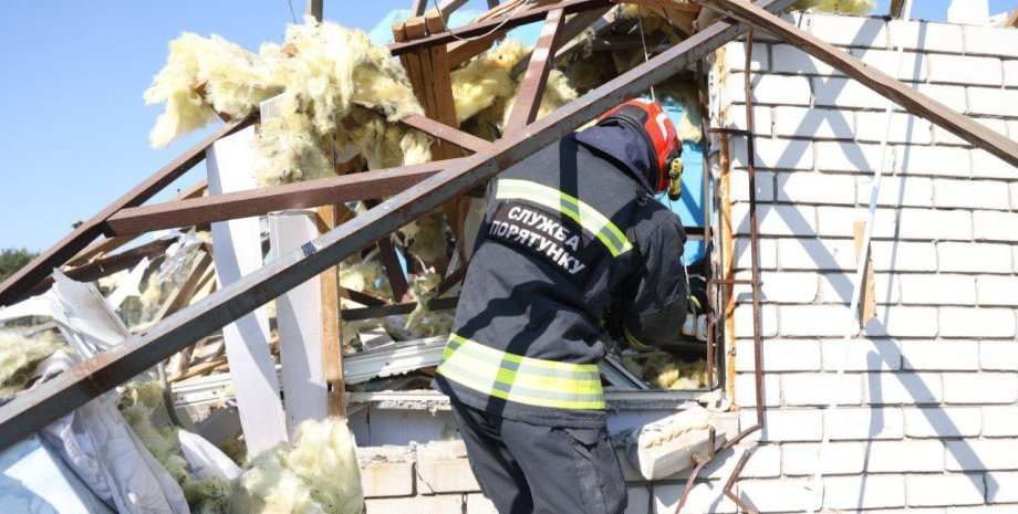 Selon les autorités locales, les fragments des UAV sont tombés dans les district...