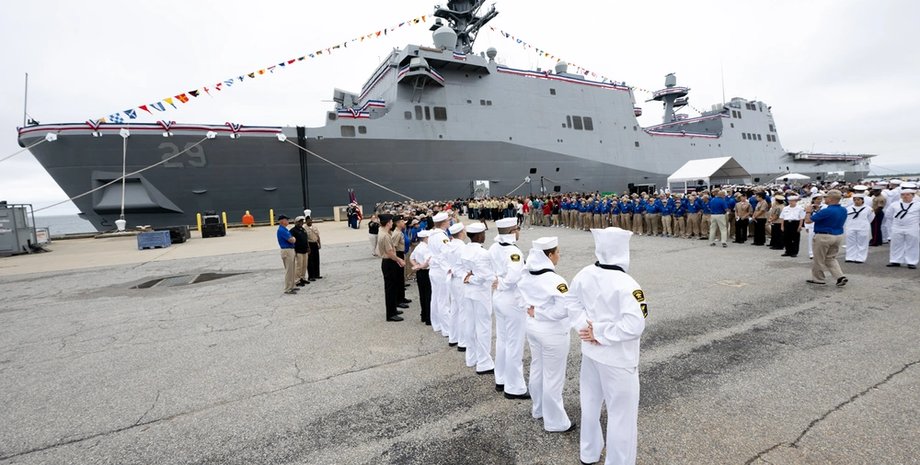 Корабль USS Richard M. McCool, десантный корабль США