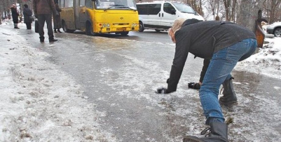 Гололед в Киеве, человек падает, гололед, штраф