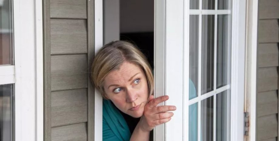 Невідомі 20 років поспіль намагаються проникнути в дім жінки: хто стежить за будинком