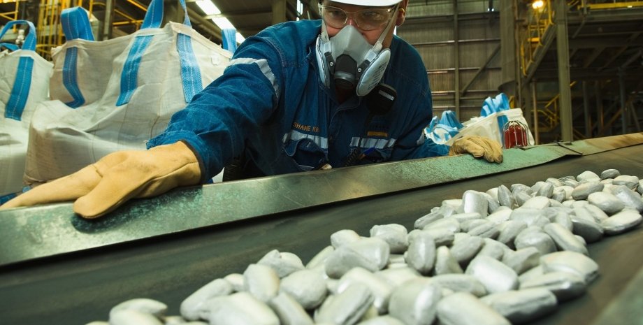 Никель на заводе Никель