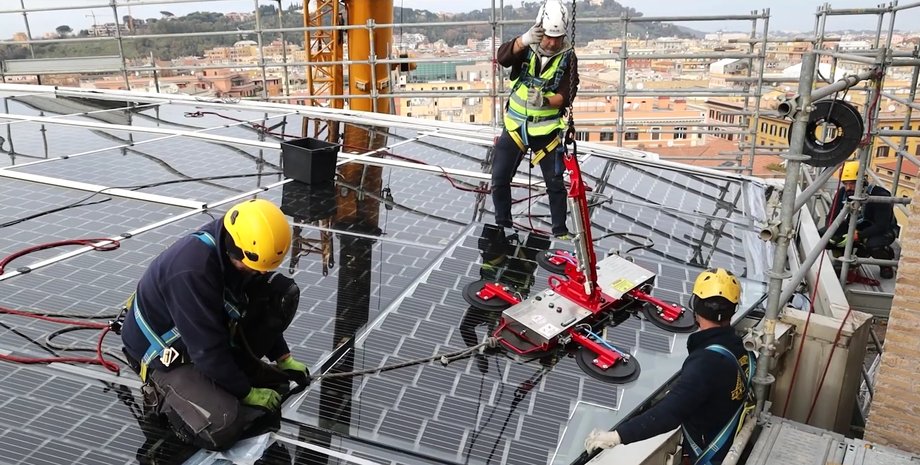 Робітники встановлюють сонячні панелі на музеї у Ватикані