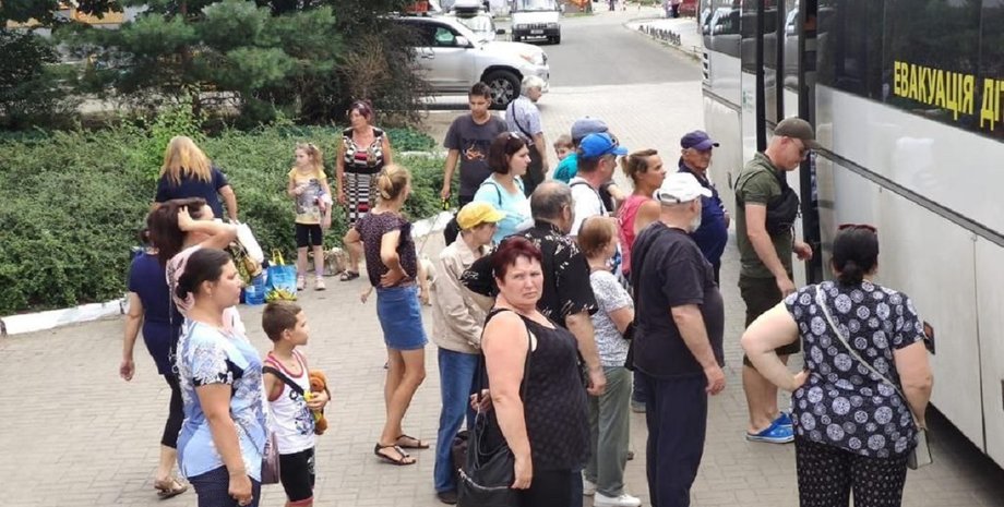 Евакуація, війна, автобус, українці