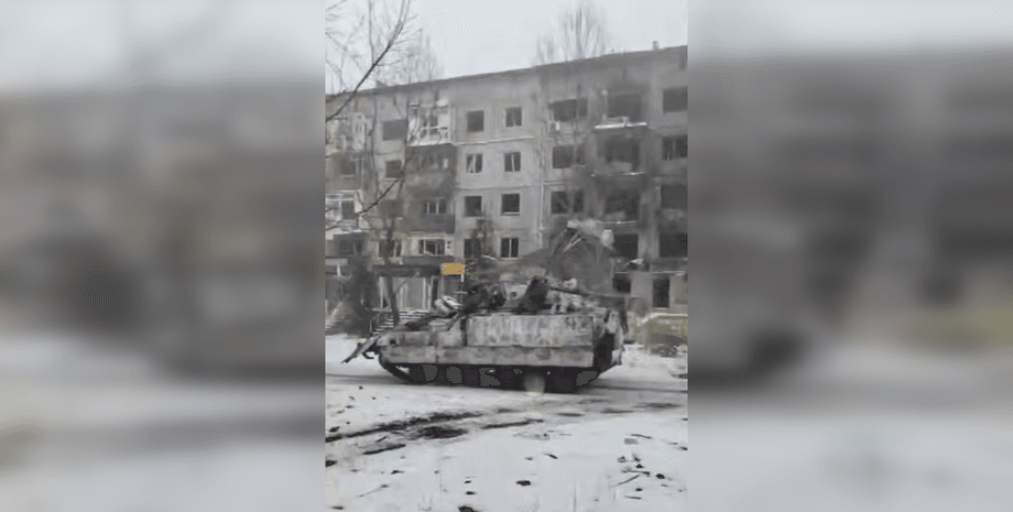 Во время боев за Покровск россияне разъезжают по городу на трофейной технике Бои за Покровск продолжаются