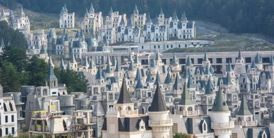 Турецкий городок Бурдж-аль-Бабас, город-призрак, жилье, объекты недвижимости, виллы похожие на замки, дома