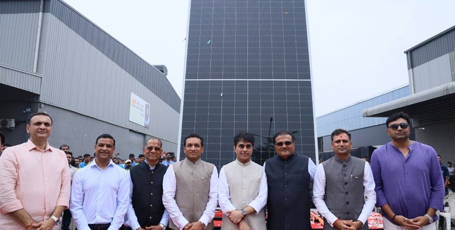 самая большая солнечная панель в мире рекорд индия