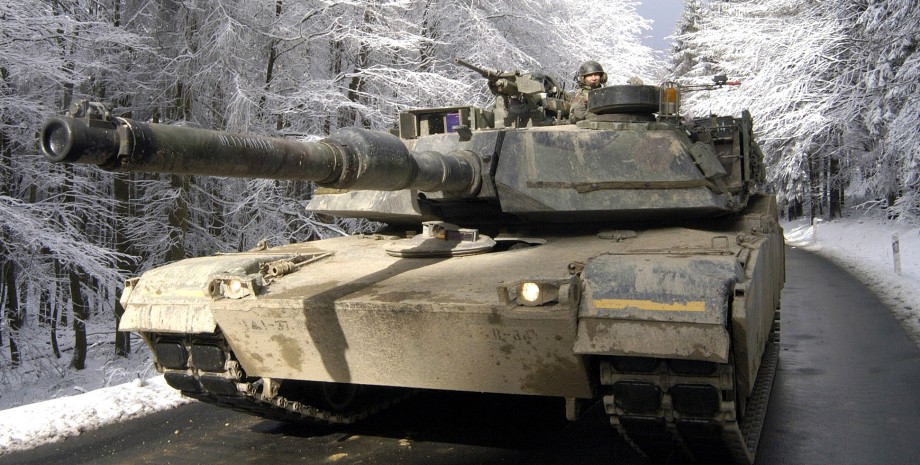 According to military analyst Julian Repke, there are more than 2,600 tanks avai...